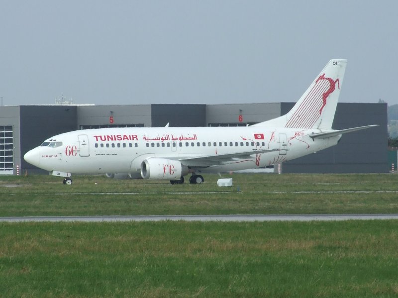 Eine Boeing 737 der TUNISAIR nach der Landung in Stuttgart auf dem Rollfeld am 29.08.2008.