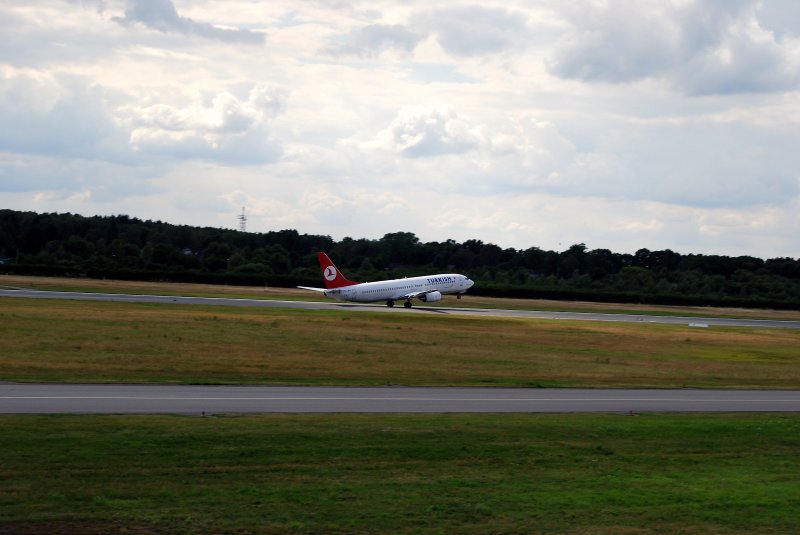 Eine Boeing 737 der Turkish Airlines erhebt sich in Hamburg am 13.07.08 in die Lfte.