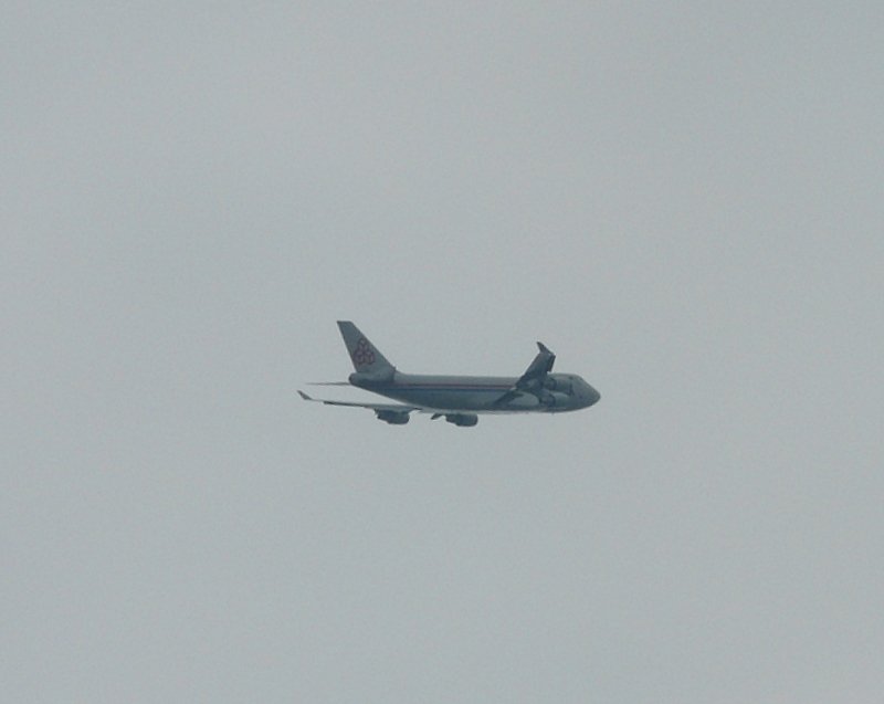 Eine Boeing 747 der Cargolux ist auf dem Flughafen von Luxemburg gestartet und berfliegt die Hauptstadt am 05.04.08.