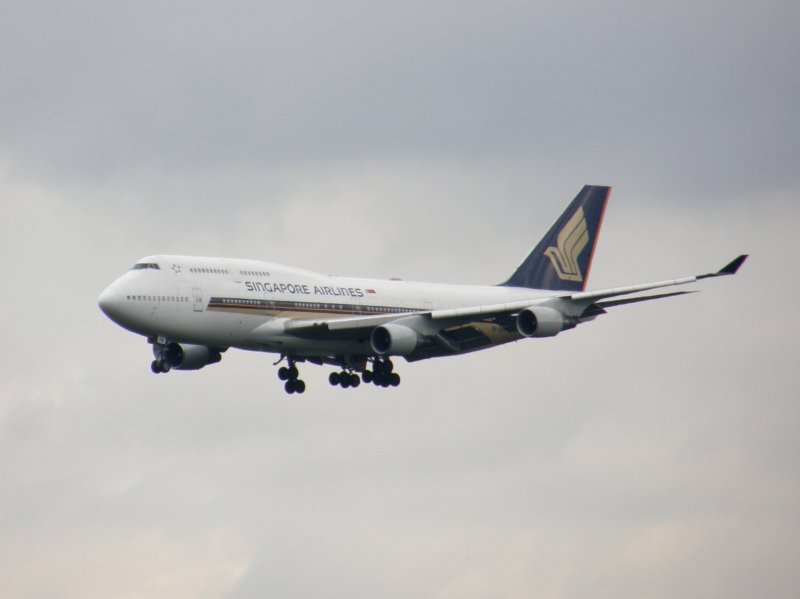 Eine Boeing 747 des Star Alliance Mitglieds Singapore Airlines bei der Landung in Frankfurt am Main am 16.07.2008.