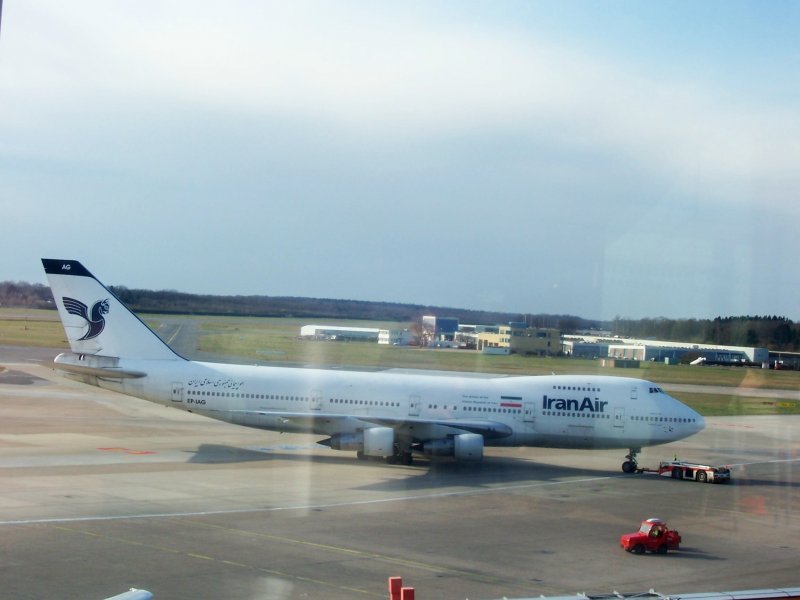 Eine Boeing 747 der Iran Air beim Pushback aufgenommen am 30.03.08 in Hamburg.
