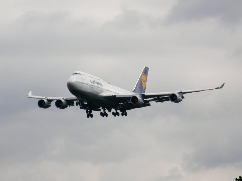 Eine Boeing 747 der Lufthansa beim Landeanflug auf Frankfurt am Main. (16.07.2008)