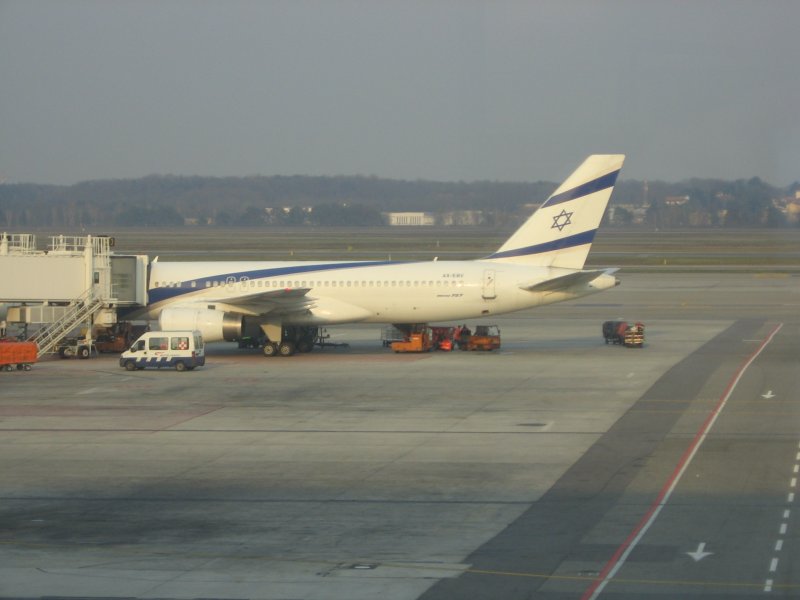 Eine Boeing 757-200 der El-Al steht in Mailand-Malpensa steht am Gate, und wartet darauf zurck nach Tel-Aviv zu fliegen. Aufgenommen am 29.03.07