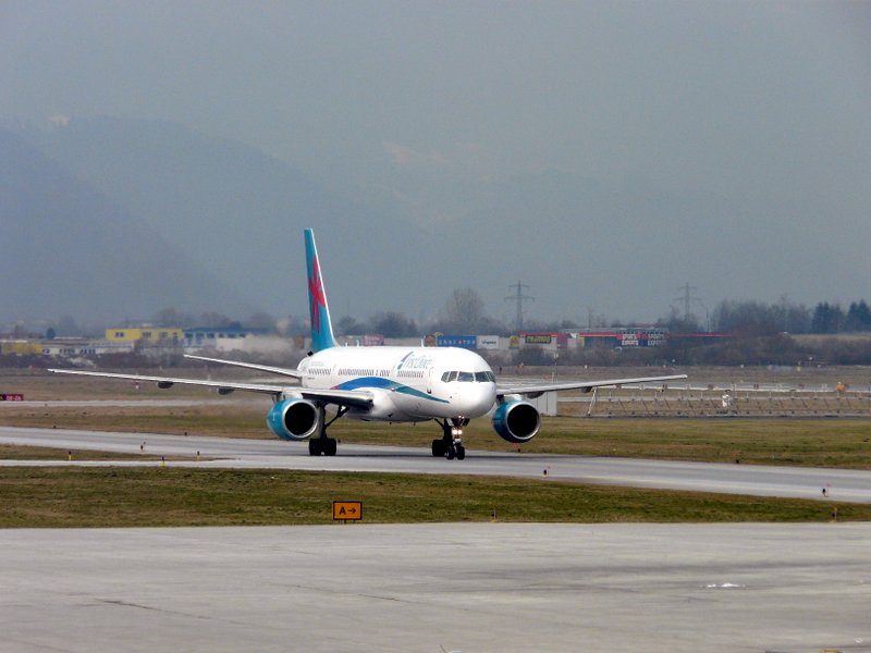 Eine Boeing 757-28A der First Choice Airways (G-OOBE) beim Taxying auf dem Flughafen Kranebitten in Innsbruck am 08.03.08.