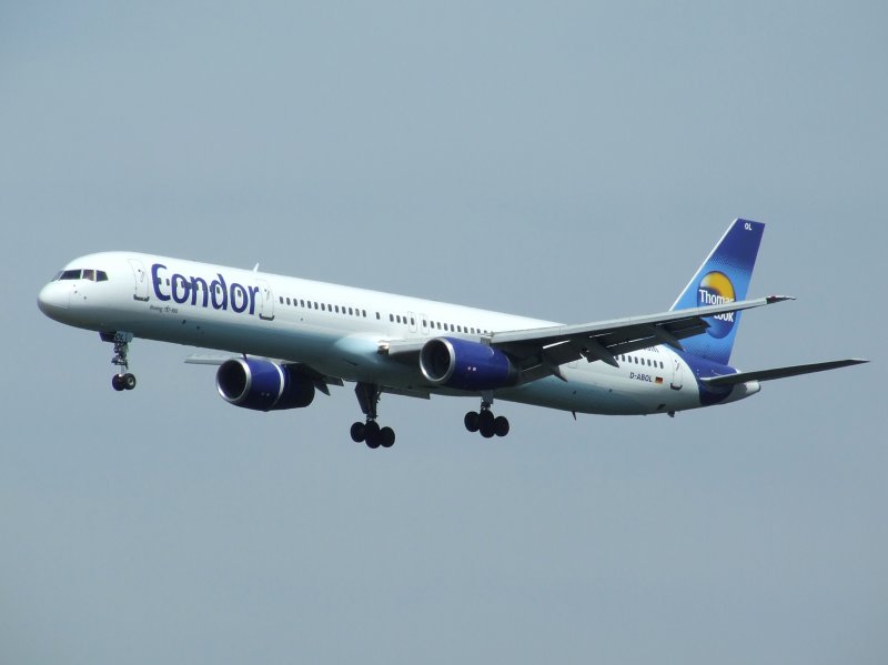 Eine Boeing 757-300 der CONDOR im Landeanflug auf Frankfurt am Main am 07.08.2008.