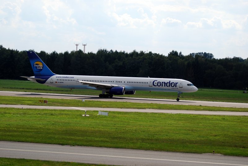 Eine Boeing 757-300 der Condor mit der Kennung D-ABOK aufgenommen in Hamburg Fuhlsbttel am 16.08.08