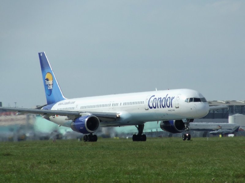 Eine Boeing 757 der Condor beim Start in Stuttgart am 20.09.2008.