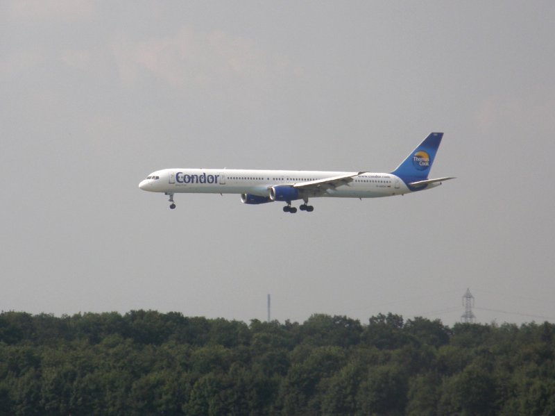 Eine Boeing 757 der Condor/ Thomas Cook kurz vor der Landung in Dsseldorf am 14.07.2008