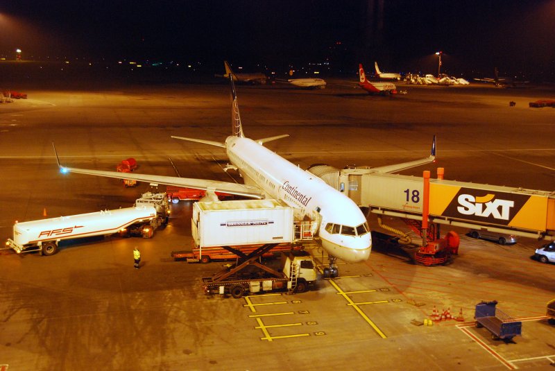 Eine Boeing 757 der Continental Airlines am Gate 18 in Hamburg Fuhlsbttel am 14.12.08