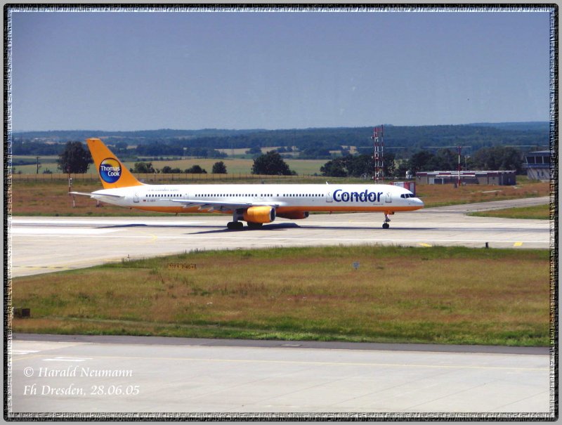 Eine Boeing 757 kurz vor dem Start auf dem Flughafen Dresden, 28.06.05.