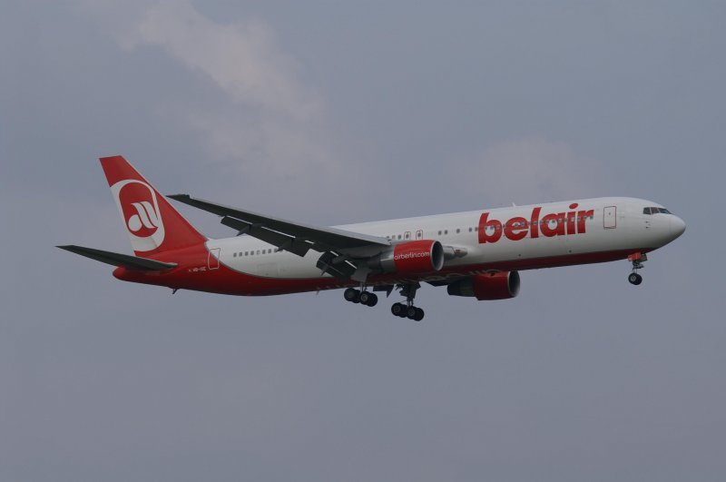 Eine Boeing 767-3Q8ER von Belair mit der Kennung HB-ISE aufgenommen am 04.04.09 am Zricher Flughafen.