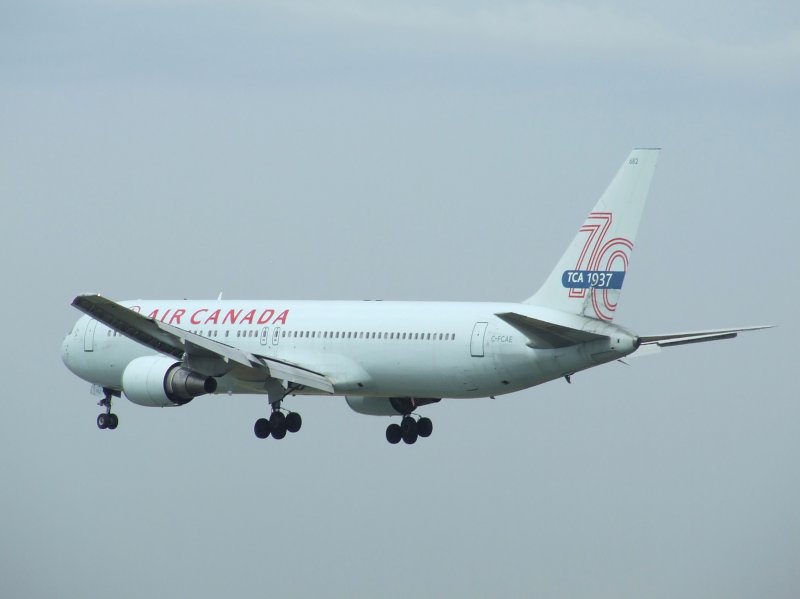 Eine Boeing 767 der Air Canada mit  70 Jahre Air Canada  Lackierung bei der Landung in Frankfurt am Main am 07.08.2008.