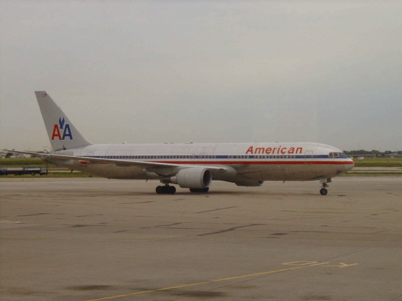 Eine Boeing 767 der American Airlines auf dem Rollfeld des Flughafens Chicago O'Hare International am 09.06.2006