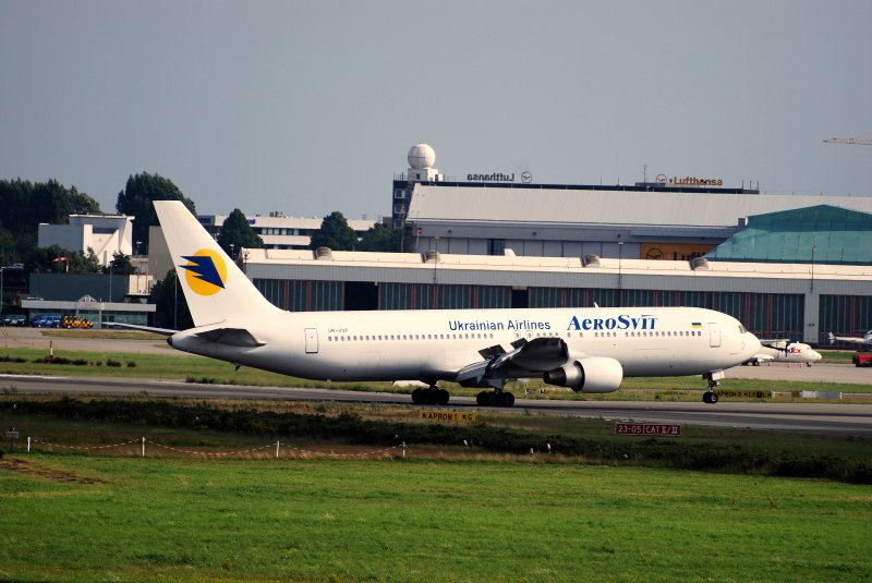 Eine Boeing 767 der Ukrainian Airlines bei der Landung in Hamburg Fuhlsbttel am 03.08.08