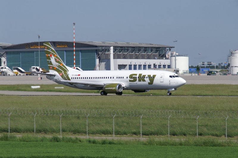 Eine Boeing B734 der Sky Airlines mit der Kennung TC-SKM aufgenommen am 30.05.09 am Stuttgarter Flughafen.