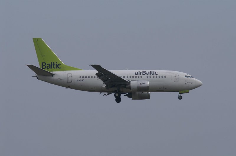 Eine Boeing B737 der Air Baltic mit der Kennung YL-BBD aufgenommen am 04.04.09 am Zricher Flughafen.