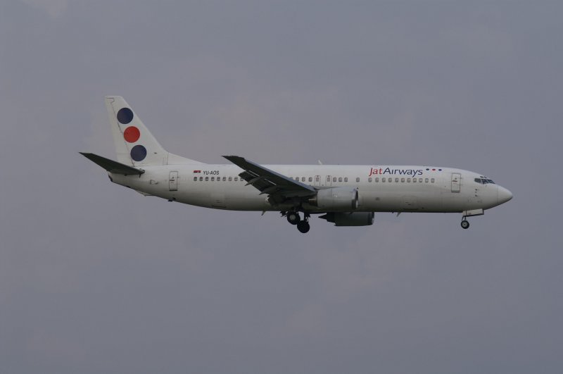 Eine Boeing B737 der JAT Airways mit der Kennung YU-AOS aufgenommen am 04.04.09 am Zricher Flughafen.