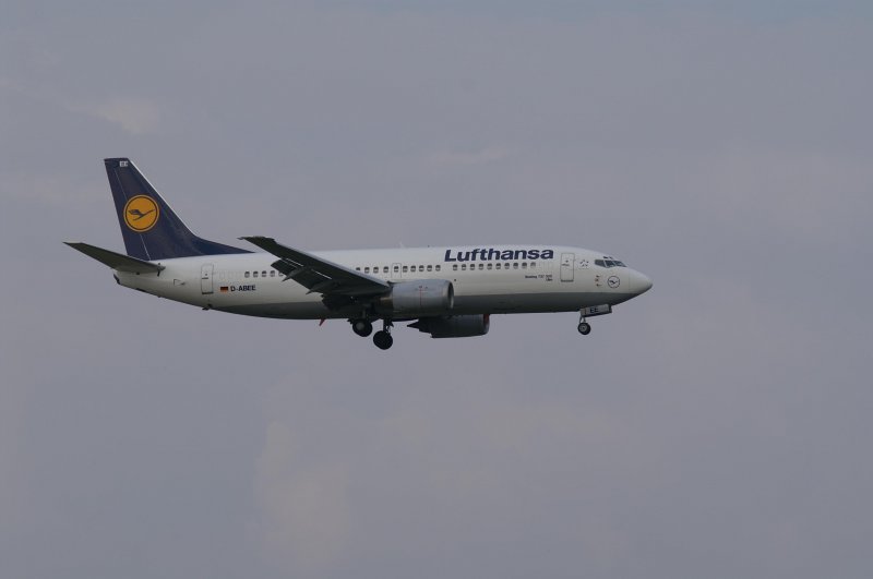 Eine Boeing B737 von der Lufthansa mit der Kennung D-ABEE (Taufname Ulm) aufgenommen am 04.04.09 am Zricher Flughafen.