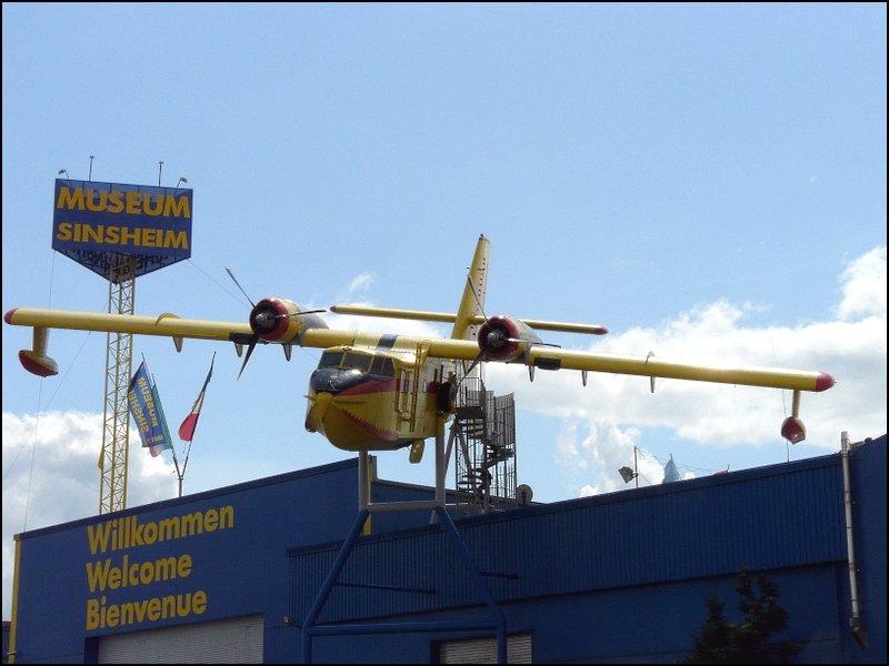 Eine Canadair schmckt das Dach des Auto & Technik Museums von Sinsheim. 01.05.08