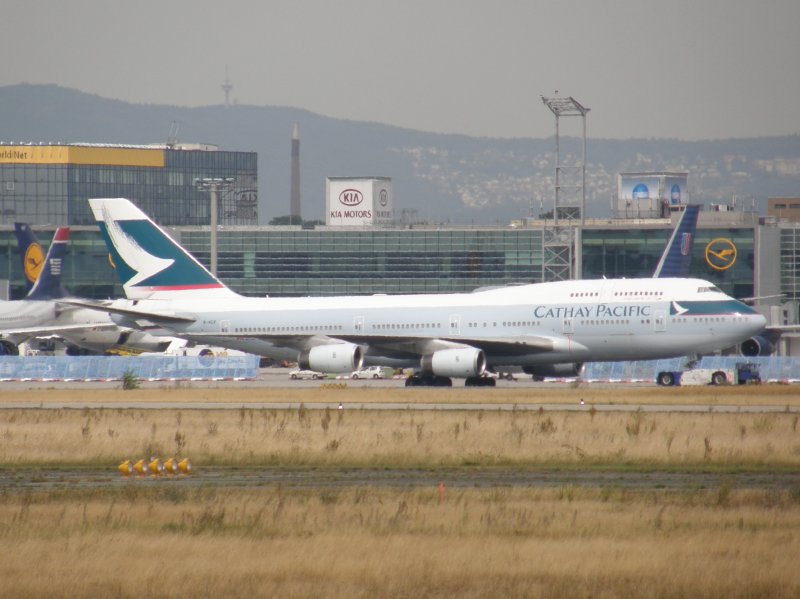 Eine Cathay Pacific Boeing 747 auf dem Rollfeld des Flughafen Frankfurt am Main am 07.08.2008.