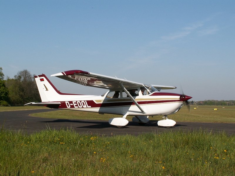 Eine Cessna 172 von NFD beim Line-up fr einen Rundflug. Reg. ist D-EOQL. Das Foto stammt vom 21.04.2007