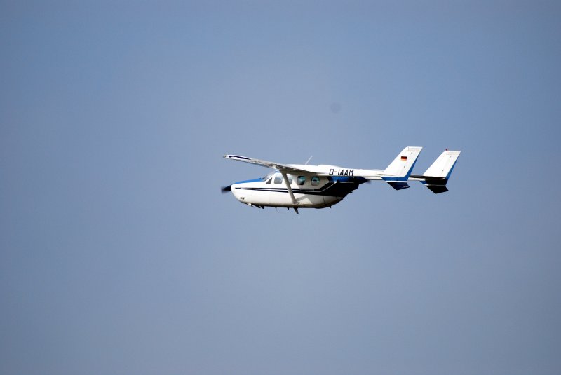 Eine Cessna Skymaster nach ihrem Start vom Flughafen Lbeck Blankensee am 27.09.08