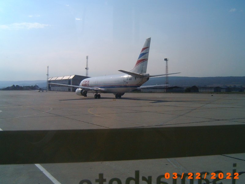 Eine CSA Boeing 737-400 rollt auf dem Rollfeld in Varna. Das Dartum unten rechts ist falsch.