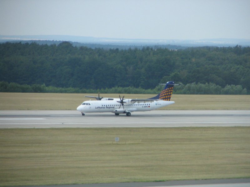 Eine Dash 8-400 der Lufthansa Regional gerade gelandet in Dresden.