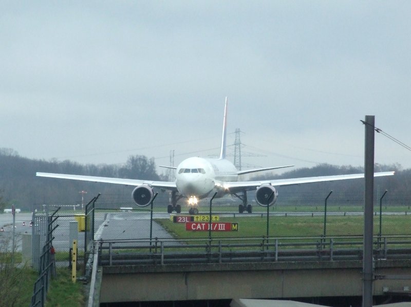 Eine Delta Boeing 767 dreht sich in Dsseldorf in die richtige Startposition. (22.03.2008)
