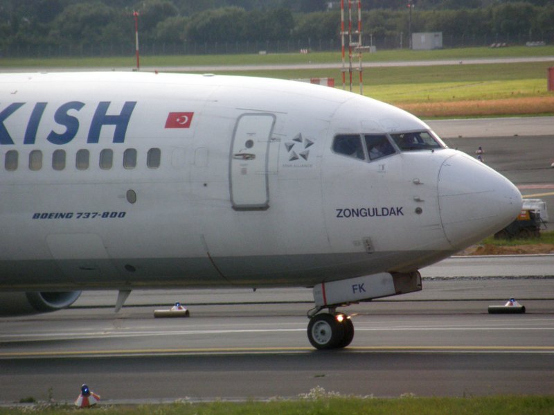Eine Detailaufnahme einer Boeing 737-800 der Turkish Airlines in Dsseldorf am 14.07.2008.