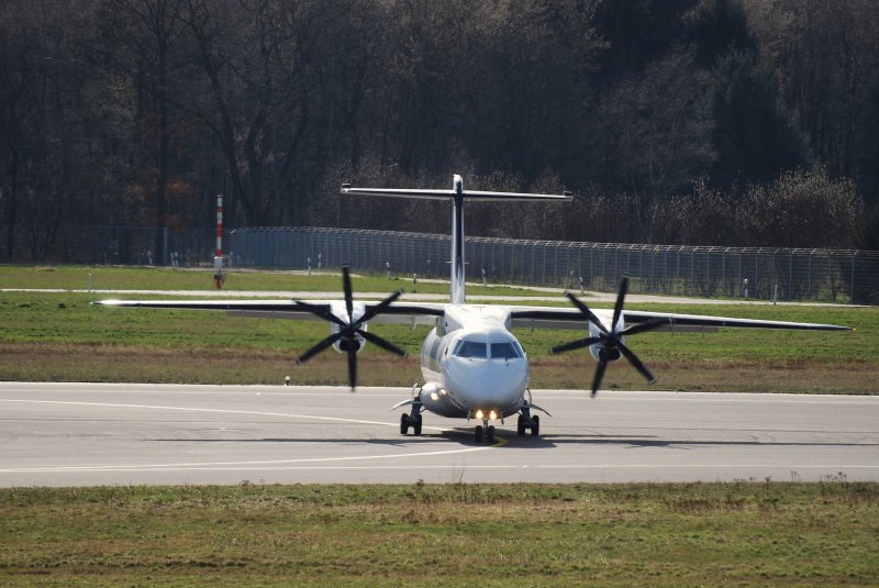 Eine Dornier 328 der Cirrus Airlines nach der Landung in Hamburg Fuhlsbttel am 30.03.09