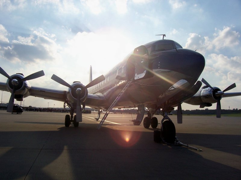 Eine Douglas DC-6 mit Red Bull-Lackierung auf den Hamburg Airportdays am 16.09.07.