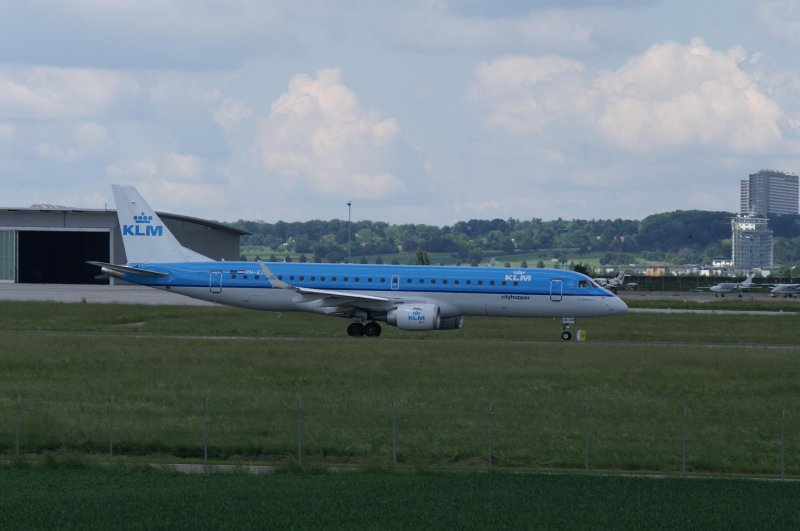 Eine EMBRAER E190 der KLM Cityhopper mit der Kennung PH-EZB aufgenommen am 30.05.09 am Stuttgarter Flughafen.