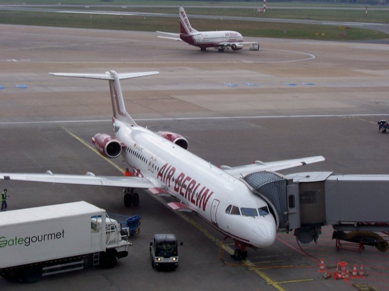 Eine Fokker 100 der Air Berlin am Gate in Hamburg am 19.04.08