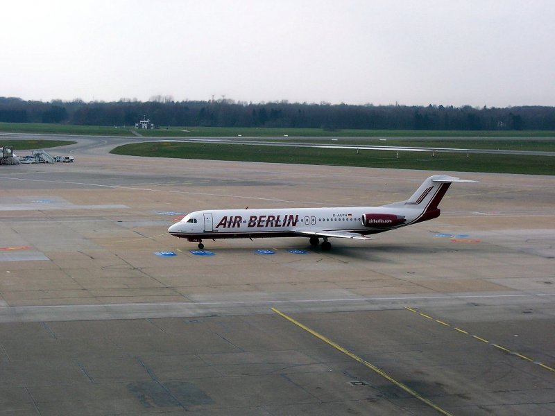 Eine Fokker 100 von Air Berlin in Hamburg am 08.04.07