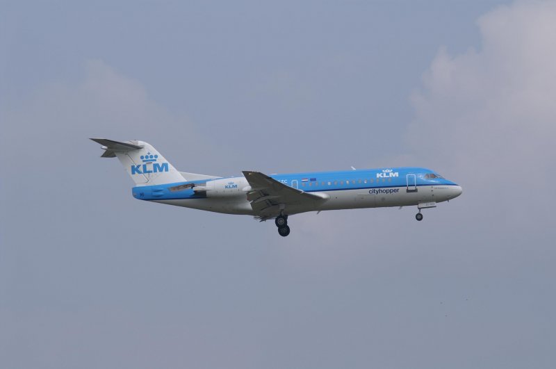 Eine Fokker 70 (F28-0070) der KLM CityHopper mit der Kennung    PH-KZC aufgenommen am 04.04.09 am Zricher Flughafen.