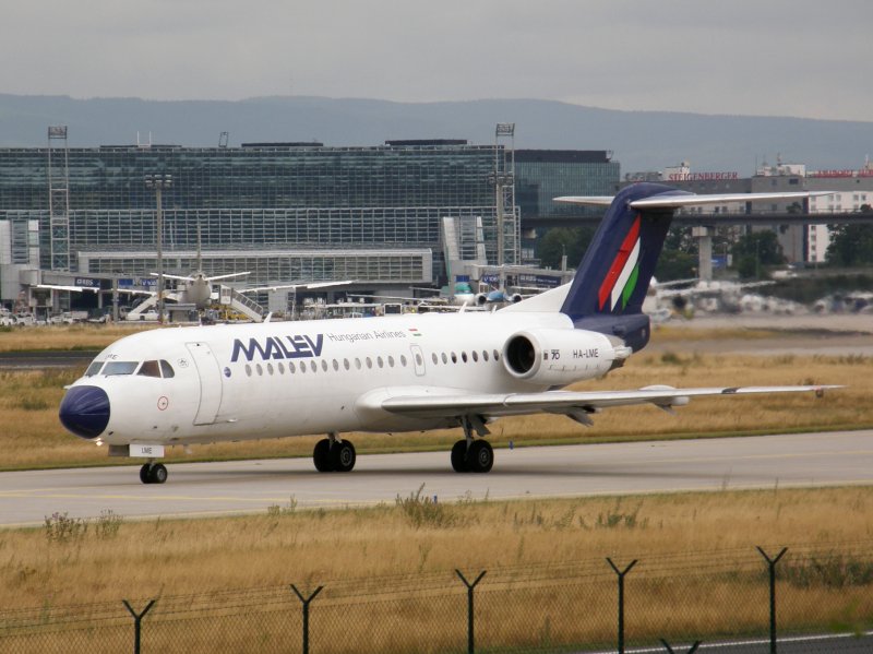 Eine Fokker 70 der MALEV rollt in Frankfurt am Main zum Start am 16.07.2008