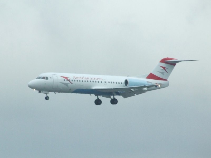 Eine Fokker F-100 der Austrian Arrows im Landeanflug auf Dsseldorf Airport am 22.03.2008