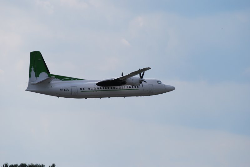 Eine Fokker F50 nach dem Start in Hamburg Fuhlsbttel am 16.08.08