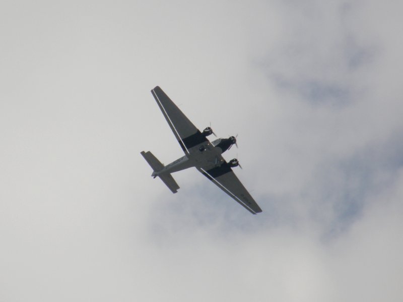 Eine Ju-52 fliegt ber Kln Rundflge am 14.07.2008