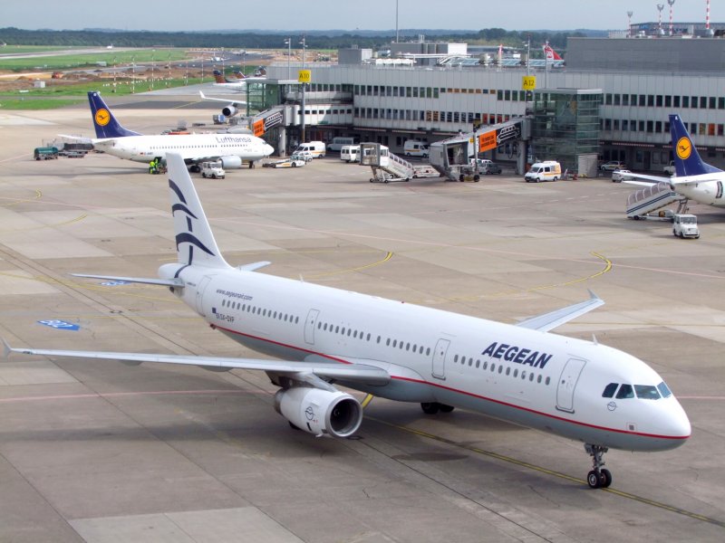 Eine Maschine der AEGEAN ist am Flughafen Dsseldorf eingetroffen; 080904