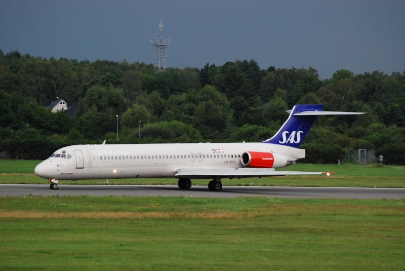Eine McDonnell Douglas der SAS nach der Landung in Hamburg Fuhlsbttel am 07.08.08 PS:An den dunklen Himmel erkennt man das ein heftiges Gewitter aufzog.