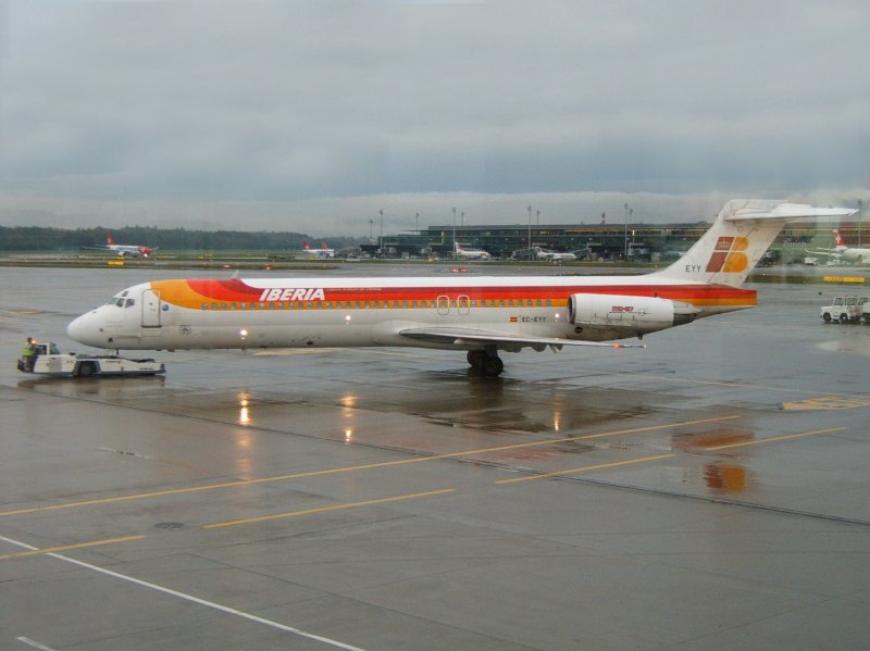 Eine MD-87 der Iberia wird im November 2004 aus der Parkposition in Zrich-Kloten geschoben.