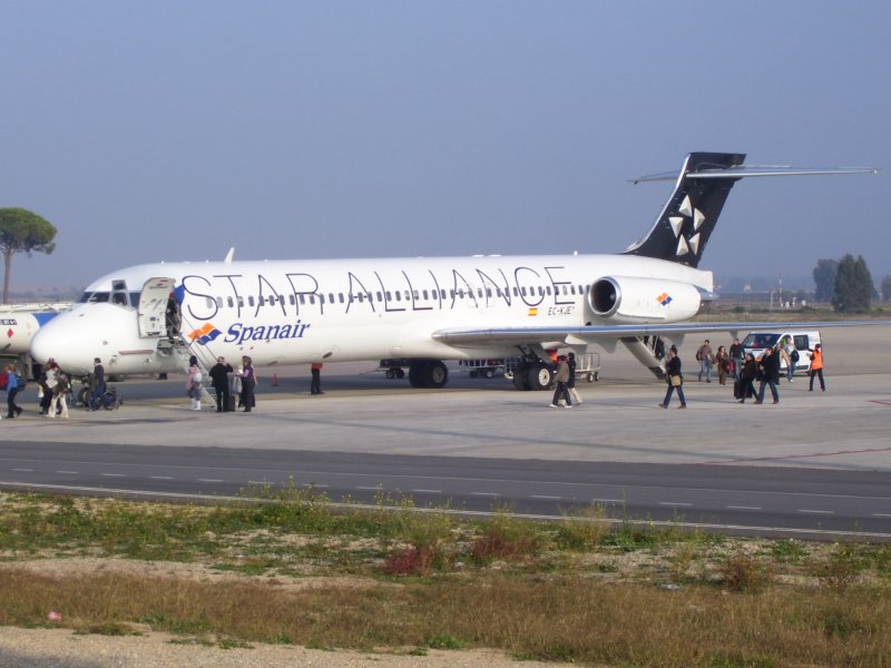 Eine MD 87 der Spanair kurz nach der Ankunft am Flughafen Jerez de la Frontera; 07.12.2007