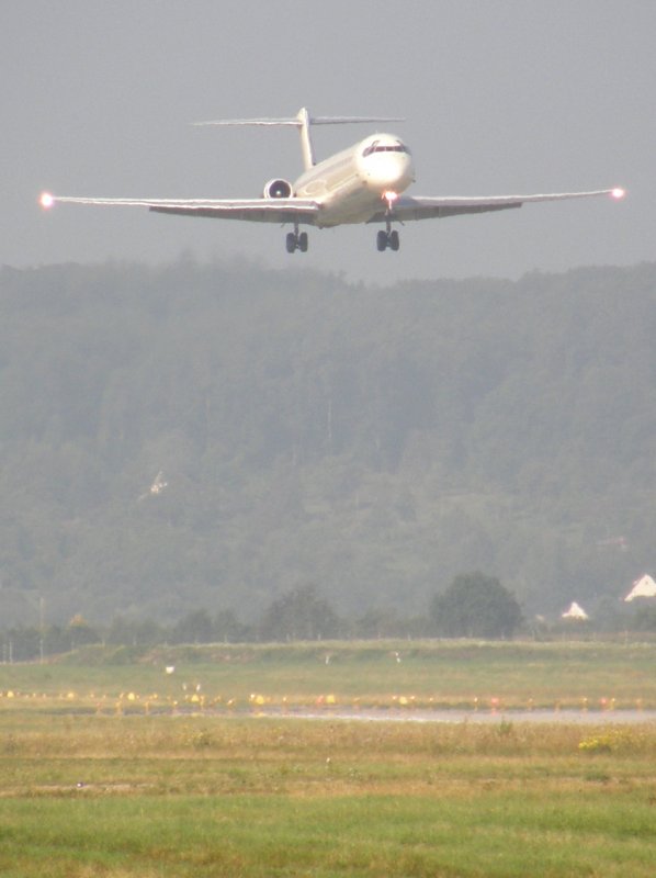 Eine MD-90 einer mir unbekannten Airline bei der Landung in Stuttgart am 30.08.2008.