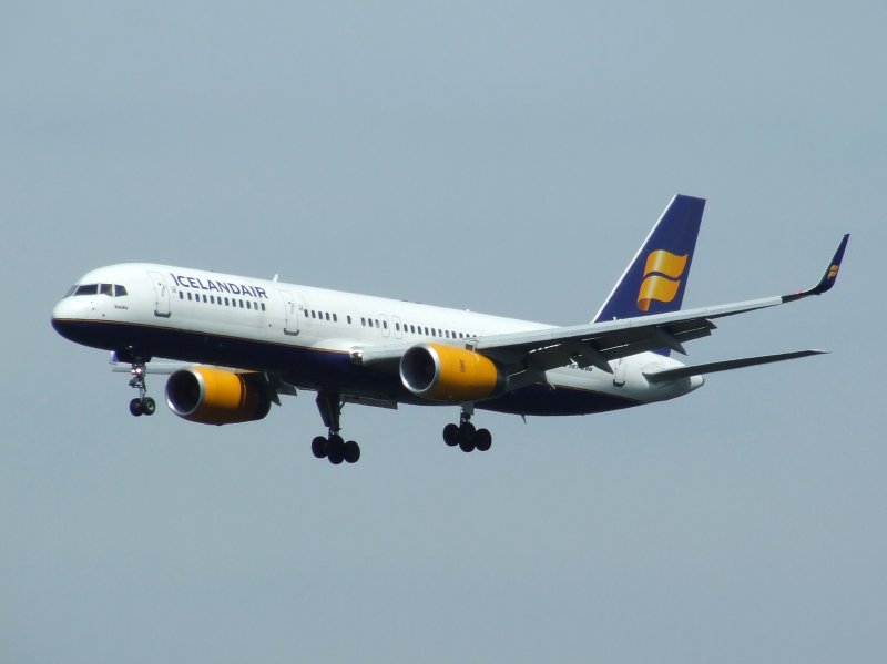 Eine neue Boeing 757-200 der ICELANDAIR beim Landeanflug auf Frankfurt am Main am 07.08.2008.