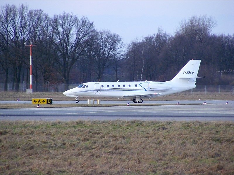 Eine private Cessna 680 Citation Sovereign (G-XBLU) in Hannover am 4.3.2009.