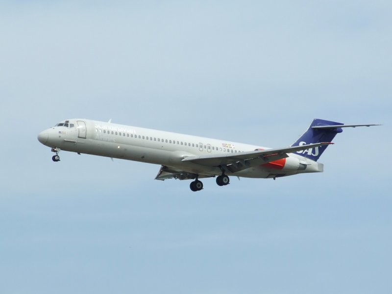 Eine SAS McDonnell Douglas MD 83 bei der Landung in Franfurt am Main am 07.08.2008.