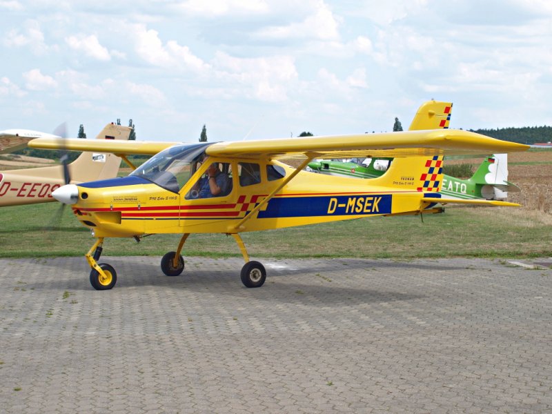 Eine sehr schne Tecnam P92 Echo S 100S.
Aufnahme am 26.07.2008 in Seckendorf.
Mit dieser Maschine werden sogar Segelflugschlepps durchgefhrt.
