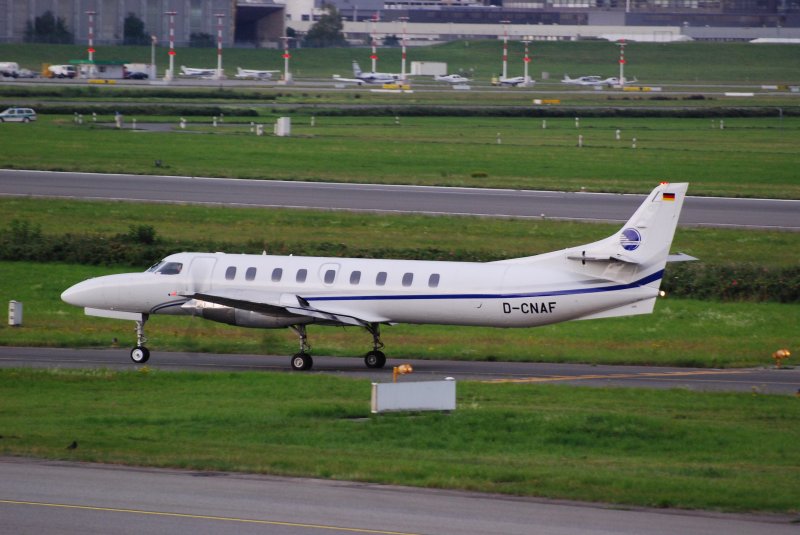Eine Swearingen Fairchild Metro III rollt nach der Landung in Hamburg Fuhlsbttel am 07.08.08 von Landebahn zur ihren endgltigen Stellplatz.